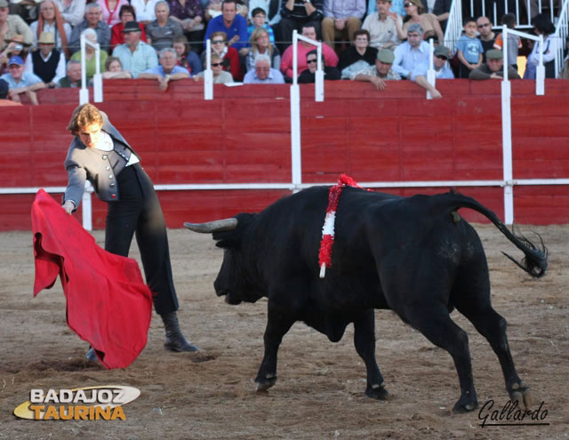 Julio Parejo citando al último de la tarde. 