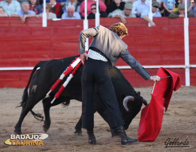 Julio tocando las muchas teclas del último. 