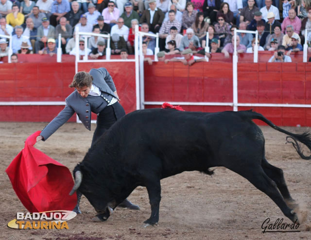 Parejo llevando toreado al Guadajira que cerró la tarde. (FOTO:Gallardo)