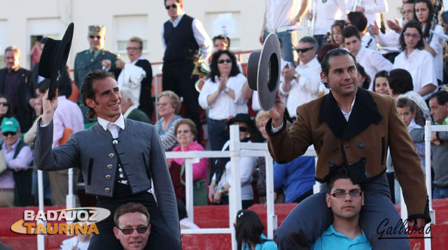 El Cartujano y Julio Parejo, a hombros. (FOTO:Gallardo)