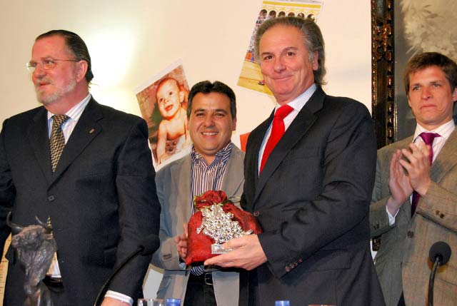 Juan Barco recibiendo el 'racimo de plata' junto a Ramos Ojalvo