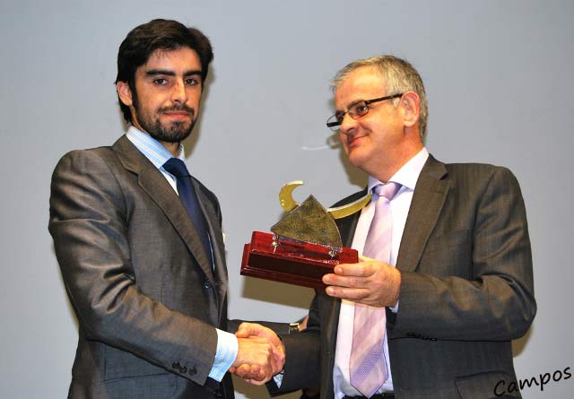 Miguel Ángel Perera recibiendo el galardón al mejor torero de 2010.