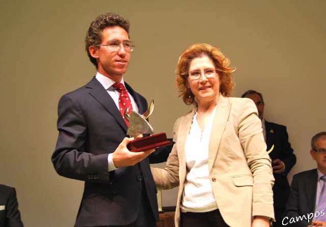 Leonardo Hernández, con su premio al mejor rejoneador de 2010.