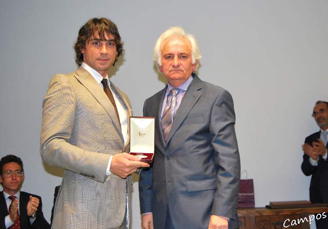 Manuel Bejarano recibió la medalla de plata de la Federación Taurina de Extremadura.
