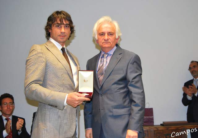 Los dos homenajeados en Santa Marta atendiendo al público asistente.