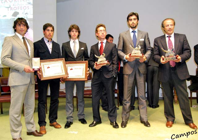 Los galardonados posando con sus premios.