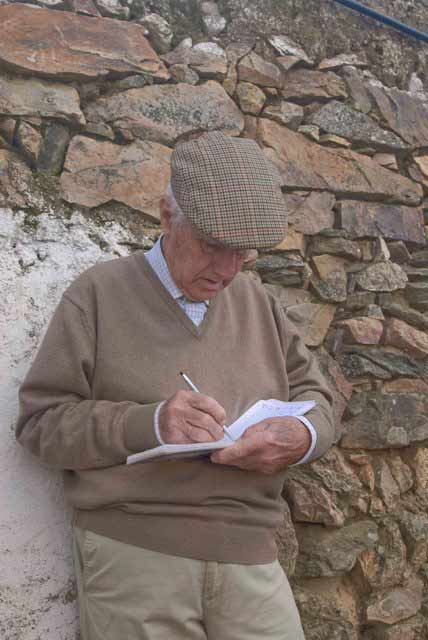 Arranca el herradero y el ganadero anota los dígitos en su libreta.