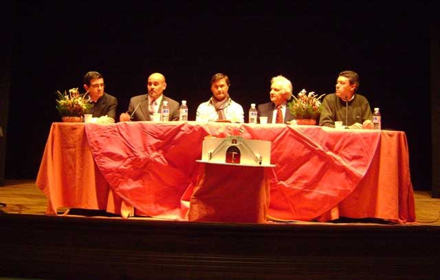 La mesa presidencial encabezada por el torero homenajeado.