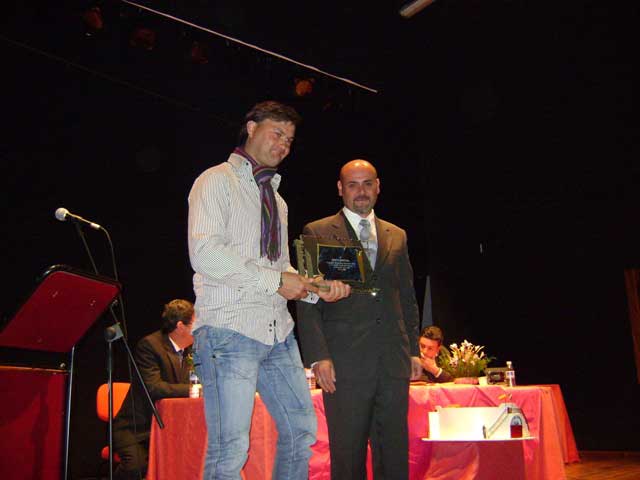 Martín Quintana recibiendo el premio al triunfador de la pasada feria.