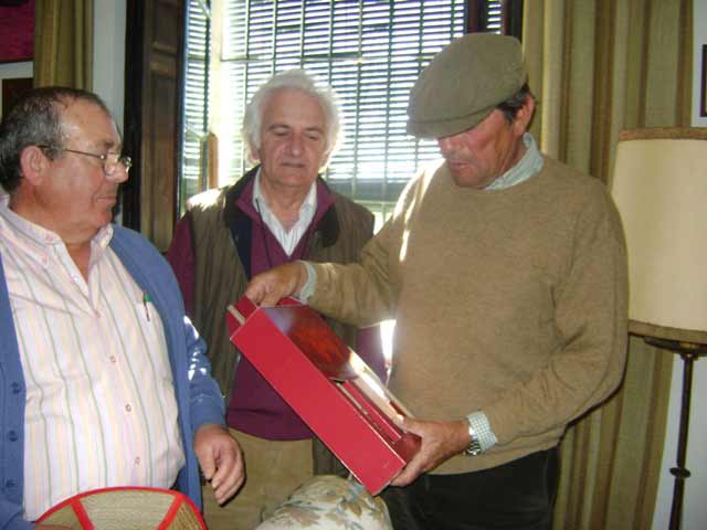 Haciendo entrega de vino de Almendralejo a Antonio Miura.