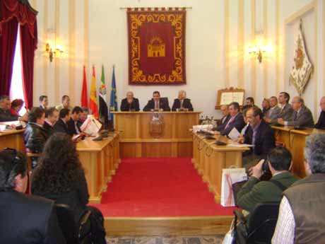 Momento en el que Ángel Calle recibió a los representantes.