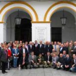 El grupo a la llegada al Ayuntamiento emeritense.