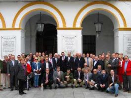 El grupo a la llegada al Ayuntamiento emeritense.