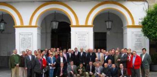 El grupo a la llegada al Ayuntamiento emeritense.