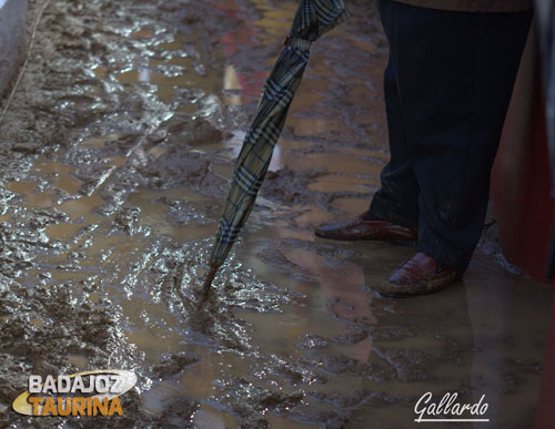 El callejón, un barrizal con el consiguiente peligro para quienes se desplazan por él.