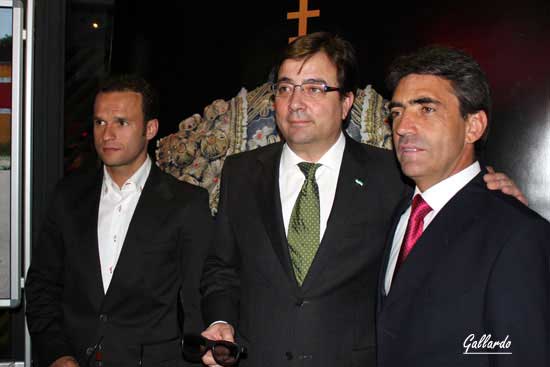 El Presidente de la Junta con los dos protagonistas.