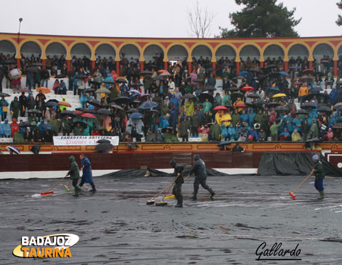 El servicio de plaza afanándose en achicar agua que había caído sobre el ruedo por la lluvia.