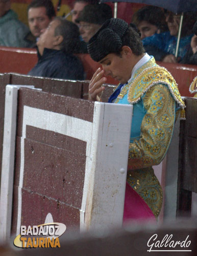 Rafael Cerro se santiagua antes del debut.