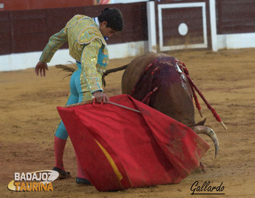 Rafael Cerro gustándose en el novillo de su debut. (FOTO: Gallardo)