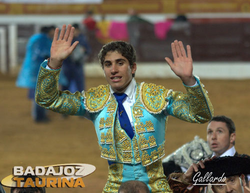 Rafael Cerro abadonando a hombros la plaza de Olivenza 