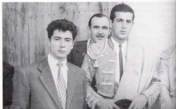 Un joven Fernando Masedo junto al maestro Antonio Ordóñez (FOTO del libro Cerro de San Albín)