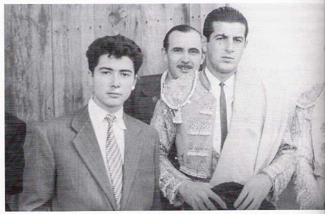 Un joven Fernando Masedo junto al maestro Antonio Ordóñez (FOTO del libro Cerro de San Albín)