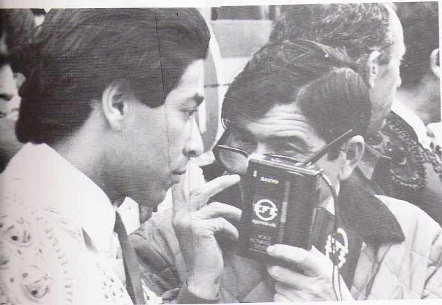 Fernando ejerciendo su labor para EFE en una entrevista a Emilio Rey. (FOTO extraída del libro Cerro de San Albín)