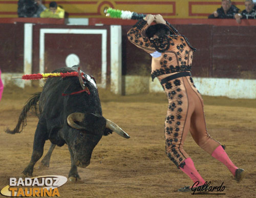 Manu Izquierdo asomándose al balcón.