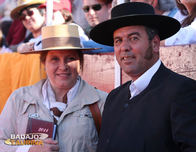 Marisa, la ganadera de Guadajira y el mayoral de la vacada.