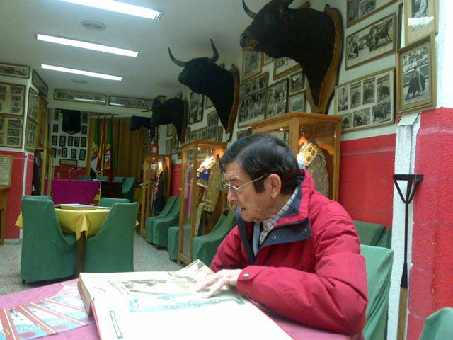 Fernando Masedo repasando alguno de sus escritos taurinos. (FOTO: AJG)