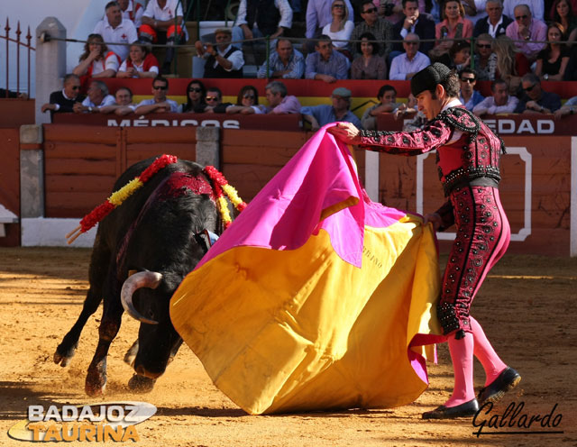 Alejandro Sobrino de la cuadrilla de Morante en la brega.