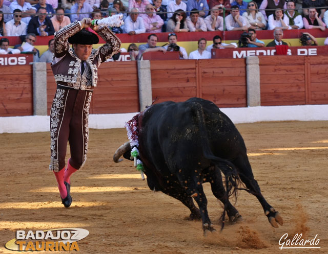 Guillermo Barbero, de la cuadrilla de Perera, a punto de clavar.