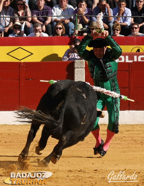 Emilio Fernández suspendido en el aire para clavar.