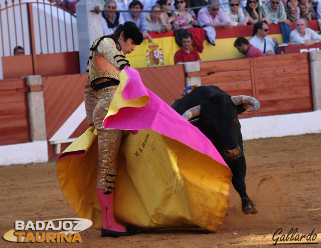 Perera lanceando con el capote a pies juntos.