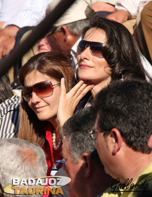 A los toros van las mujeres guapas de verdad.