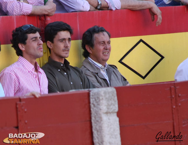 Fernando González junto a sus maestros, Capea hijo y padre.