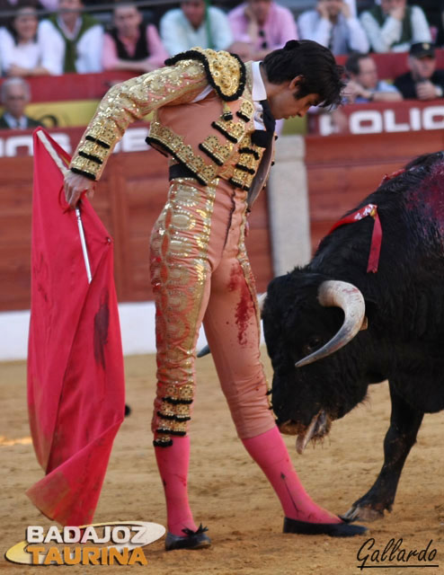 El arrimón final, dejándose llegar mucho al toro.