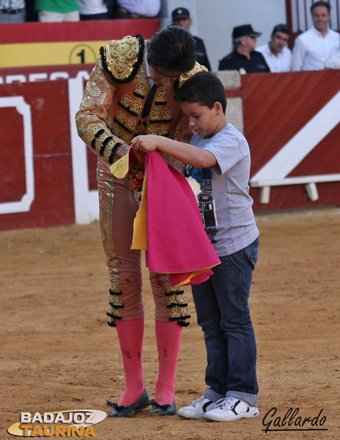 Perera firmando un autógrafo a un seguidor.