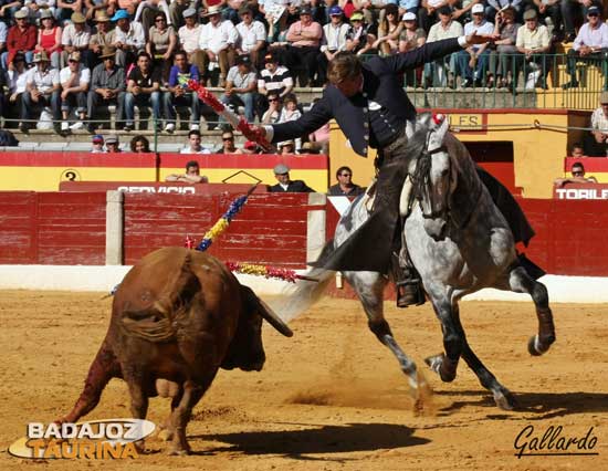 Bohórquez adornándose en el primero de la tarde. (FOTO:Gallardo)