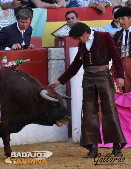 Diego Ventura esperando a que el toro se eche.