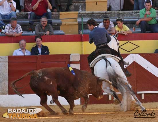 Trincherazo a caballo de Leonardo Hernández. (FOTO:Gallardo)