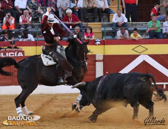 Diego dispuesto a clavar un rejón de castigo.