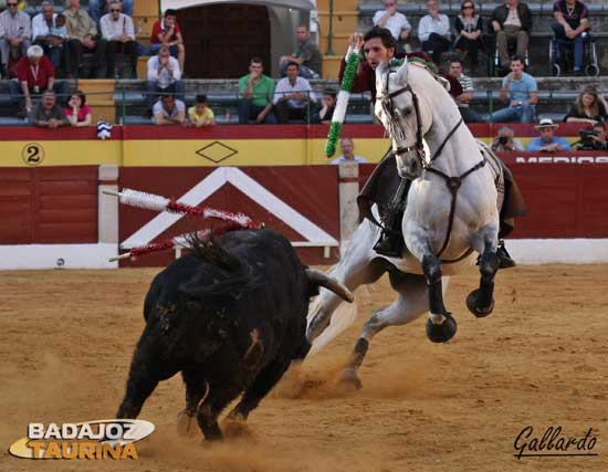 Diego Ventura yendo al toro para clavar una banderilla. (FOTO:Gallardo)