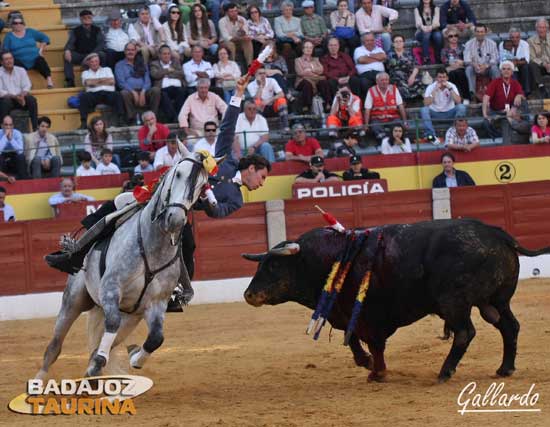 Cortas al violín a lomos de 'Charope'.