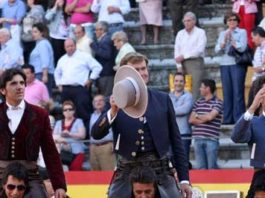 Los tres rejoneadores a hombros. (FOTO:Gallardo)