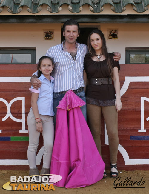 Las jóvenes ganaderas junto a su padre, el torero Antonio Muñoz. (FOTO: Gallardo)
