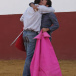 Los dos toreros fundidos en un abrazo. (FOTO:Gallardo)