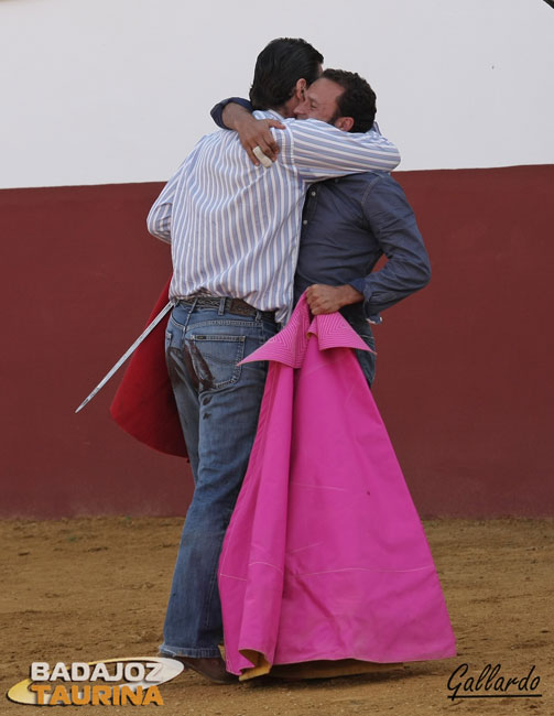 Los dos toreros fundidos en un abrazo. (FOTO:Gallardo)