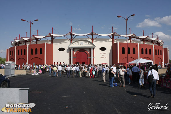 La gente acercándose hasta la plaza para acceder a su localidad.