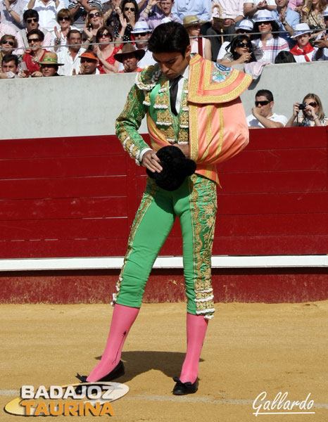 Perera pisando el nuevo albero de Don Benito.